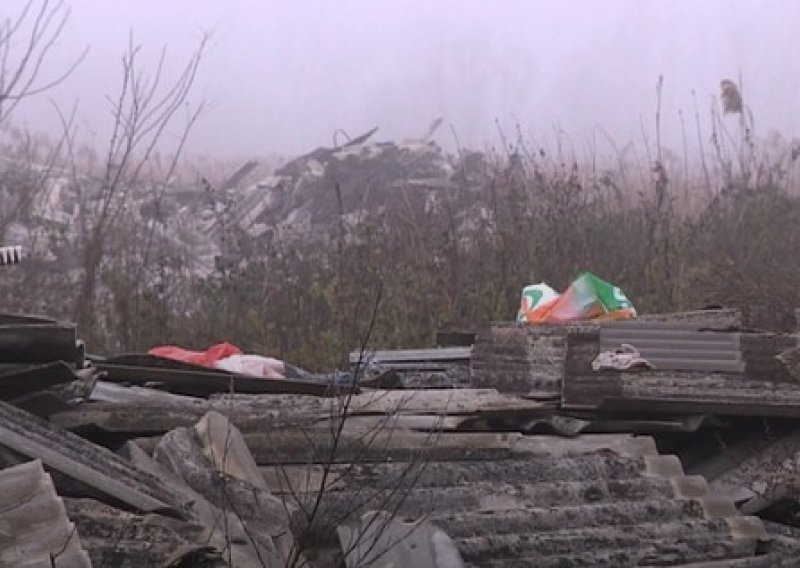 Ekološka bomba u Lončarevu: Uz kuće odloženo 50 tona azbesta