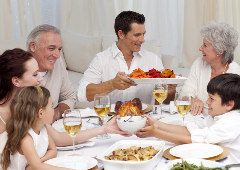 Zajednički obrok je star koliko i čovjek: Znanstvenici objasnili zašto nam je i danas toliko važan