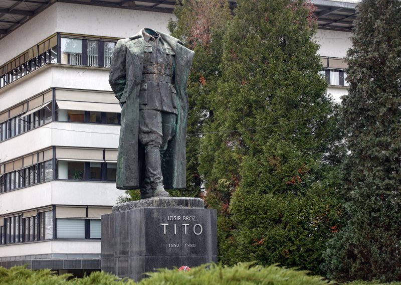 Skinuo glavu sa spomenika Titu i strpao je u auto, ulovila ga policija. Imao je hrvatske tablice