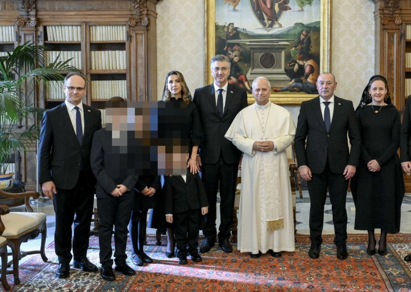 Rijetko pojavljivanje u javnosti: Plenković u Vatikan stigao sa suprugom i djecom
