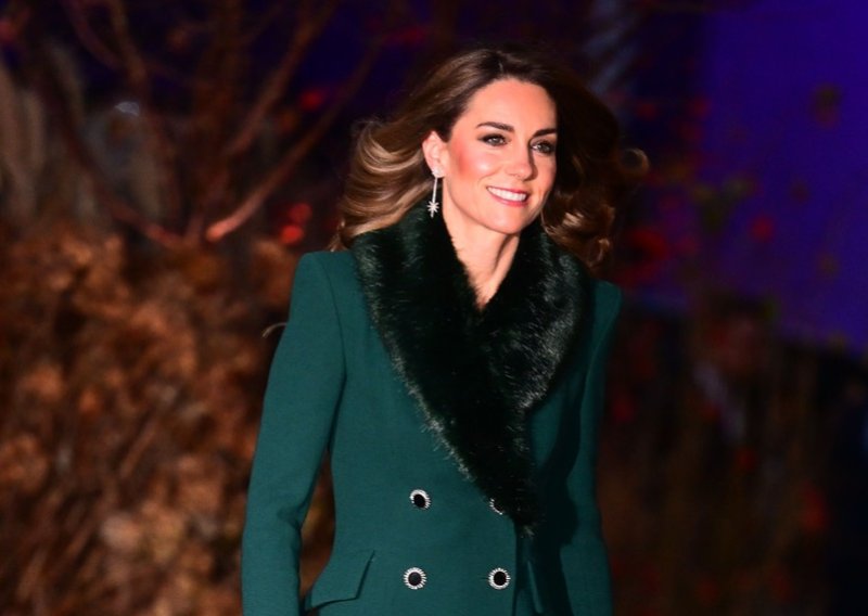 Uvijek sa stilom: Kate Middleton u tamno zelenom kaputu oduševila na godišnjoj božićnoj službi