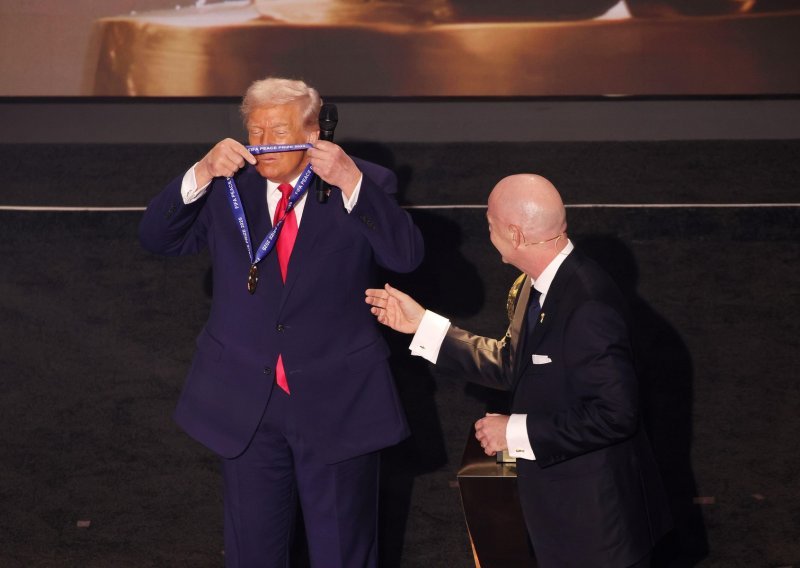 Trump dobio utješnu nagradu za mir: Sam si je stavio medalju oko vrata
