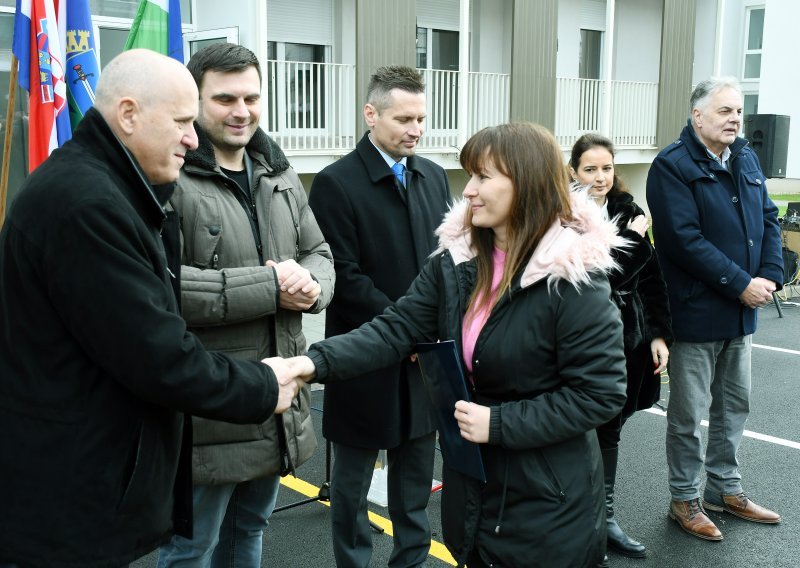Branko Bačić dao ključeve novih stanova: 38 obitelji iz Siska ovo je čekalo 5 godina