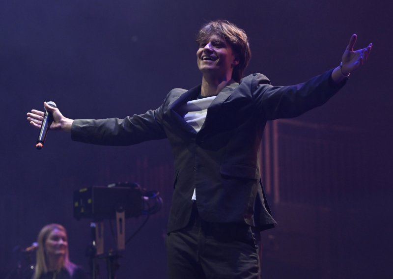 Jakov Jozinović zapjevao na koncertu popularnog srpskog pjevača