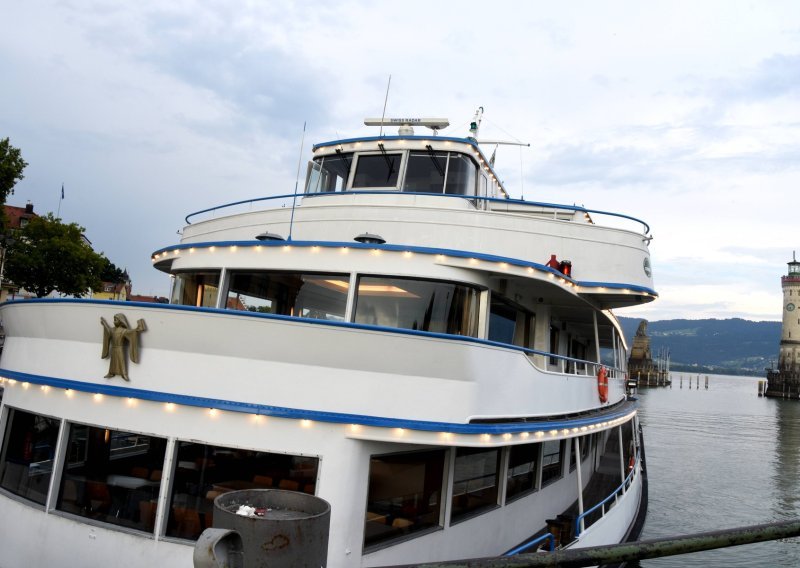 Putnički brod udario u most na jugu Njemačke, nema ozlijeđenih