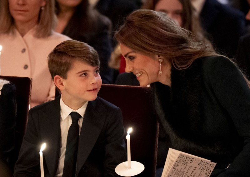 Pogled pun ljubavi: Ovo su najslađi trenutci princeze Kate i njezinih troje djece na božićnoj službi