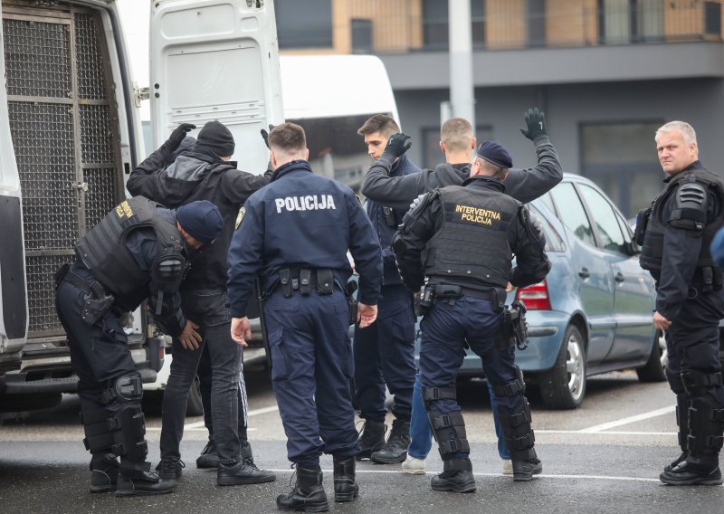 FOTO Policija zaustavila okršaj BBB-a i Torcide u Dubravi uoči derbija