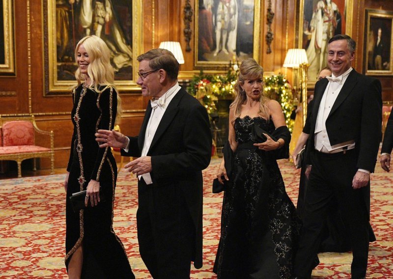 Claudia Schiffer zablistala u Windsoru: Baršunasta haljina sa zlatnim detaljima ostavila sve bez daha