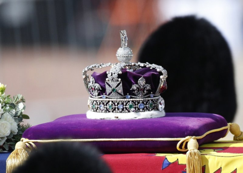 VIDEO Upali u londonski Tower i snimali se kako uništavaju vitrinu s državnom krunom