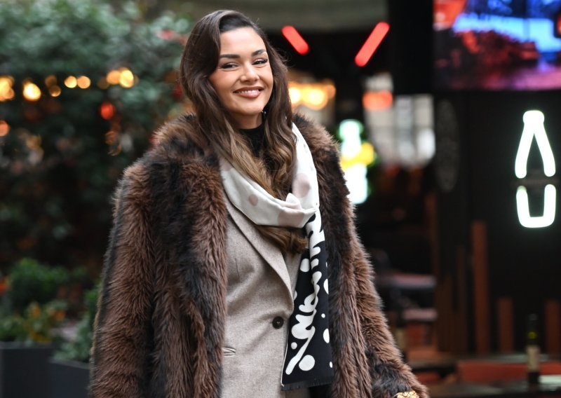 Laura Gnjatović hit čizme je bez greške spojila s elegantnom bundom