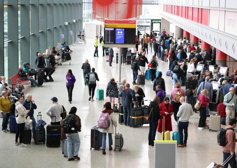 Kaos na Heathrowu: Skupina muškaraca prskala ljude paprenim sprejem, jedan uhićen