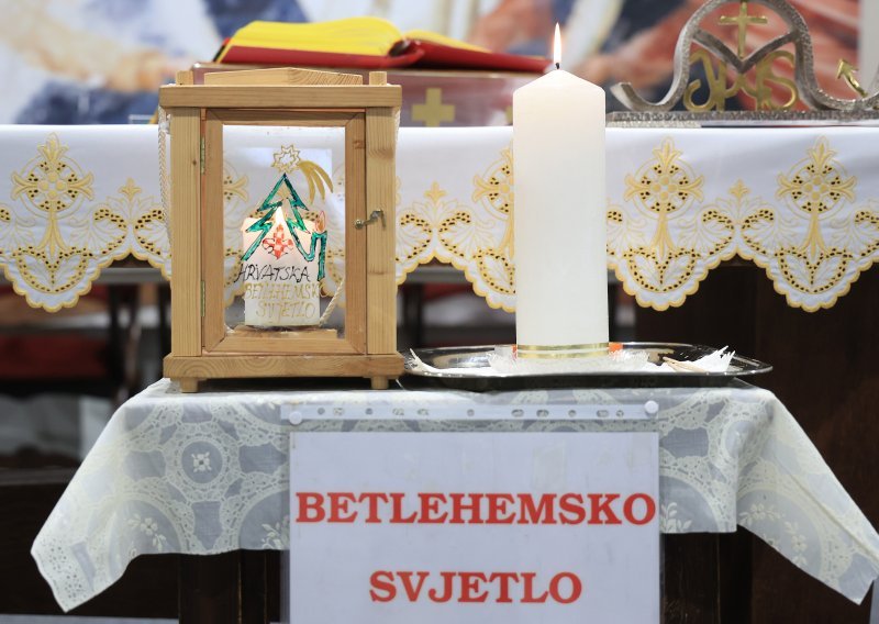 Betlehemsko svjetlo mira stiglo u Hrvatsku. Jandroković: 'Ono simbolizira vjeru, ljubav, nadu'