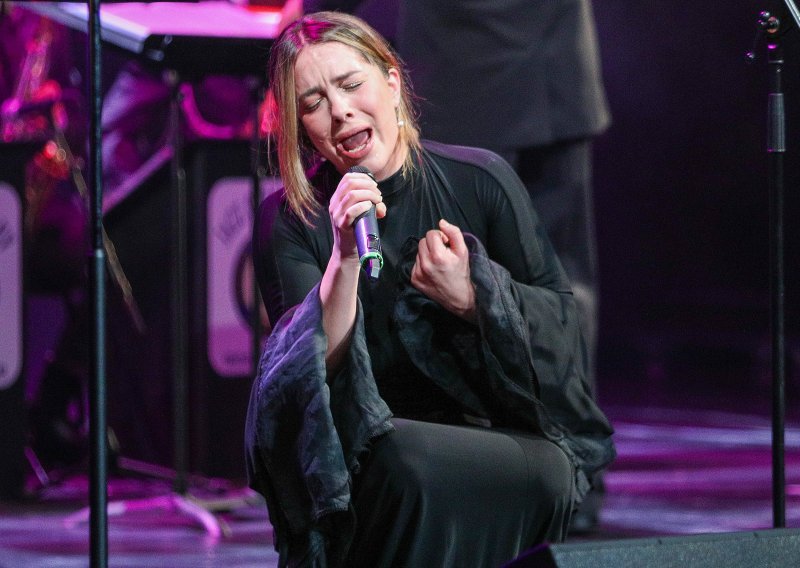 Kakav trenutak: Zvijezdu 'Kumova' na pozornici ponijele emocije