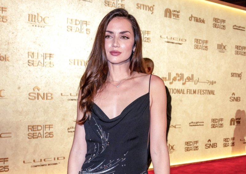 Ana de Armas oduševila izgledom, a kada se okrenula, ukrala je svu pozornost