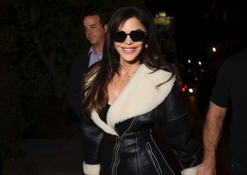 Nema tko se nije okrenuo: Bezosova Lauren jedan od najpoželjnijih kaputa pretvorila u haljinu