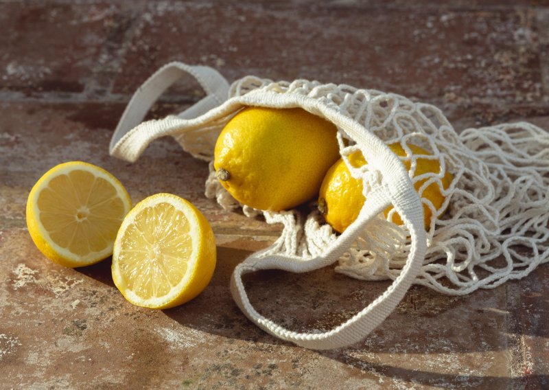 Gdje držati limune da izdrže tjednima? Postoji rješenje za cijele i prerezane plodove