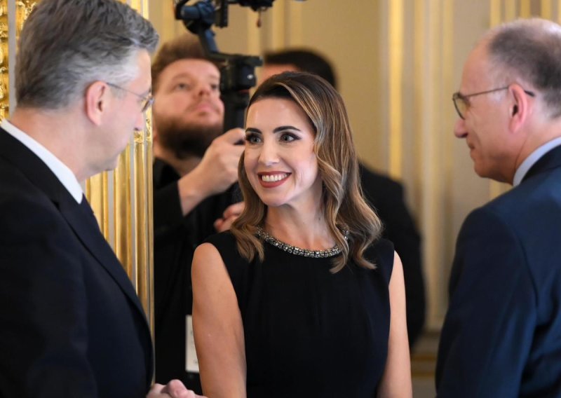 Tiha elegancija u Parizu: Ana Maslać Plenković zadivila u besprijekorno profinjenom looku