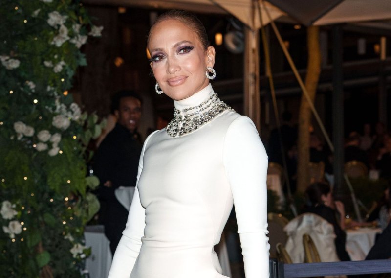 Nakit blistaviji od haljine: Jennifer Lopez ovim je izdanjem 'užarila' Instagram