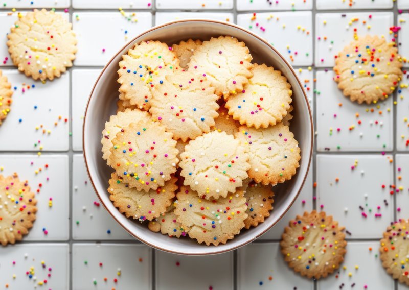 Slatki, prhki i tako brzo gotovi: Ovo je najbolji recept za kekse od samo tri sastojka