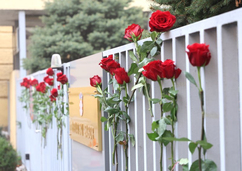 [FOTO/VIDEO] Na ogradi kod Sabora postavljeno 39 ruža za 39 ubijenih žena