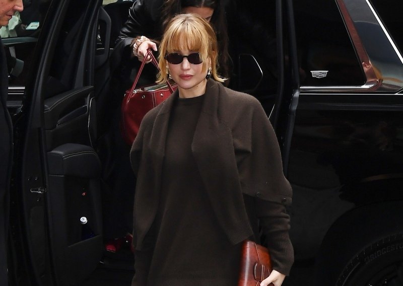 Zaboravite na crne modele: Smeđi puloveri ove zime uvjerljivo dominiraju