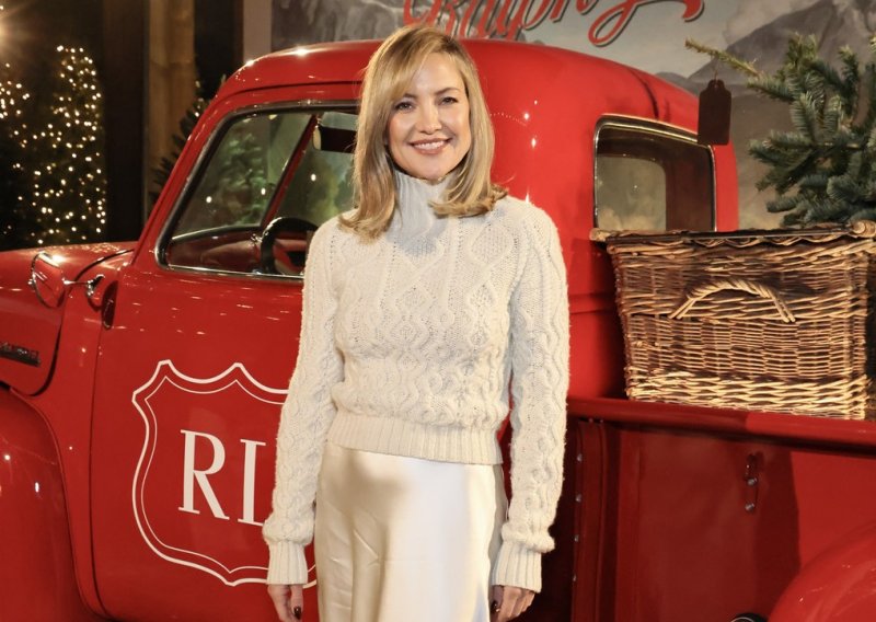 Ne znate kako nositi satensku suknju zimi? Ugledajte se na slavnu plavušu