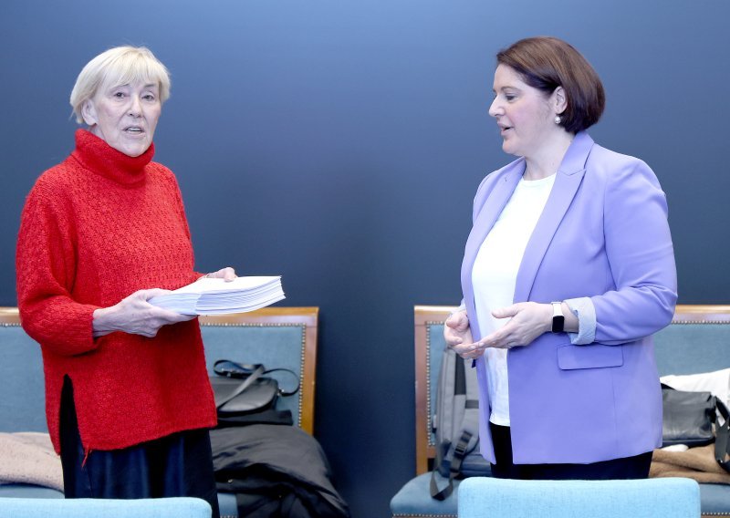 Sanja Sarnavka predala potpise za micanje molitelja s trgova: Evo koliko je ljudi potpisalo