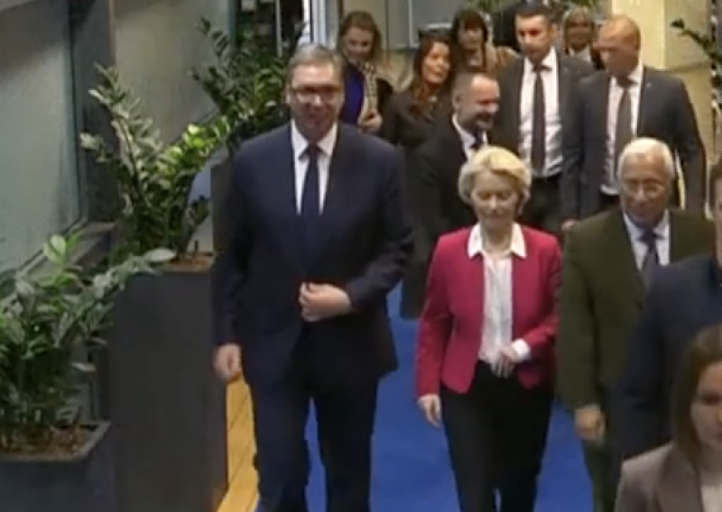 Vučić nije znao da ga snimaju. Pogledajte što je šapnuo Ursuli