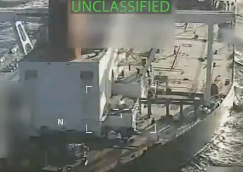 Pojavila se snimka upada specijalaca na tanker Venezuele; Trump: Naftu zadržavamo