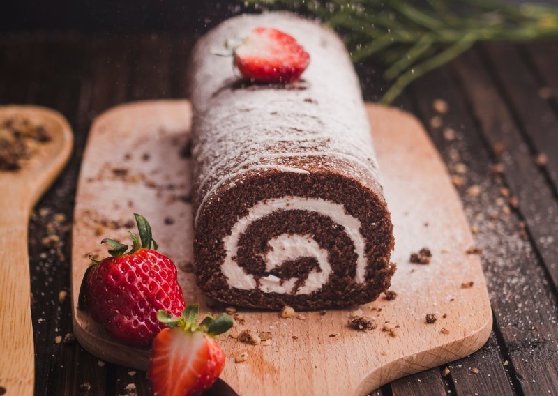 Najfinija čokoladna rolada sa sočnom kremom: Ovo je recept koji baš uvijek izazove oduševljenje