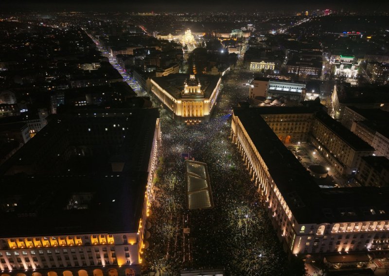 [FOTO] Tisuće Bugara ponovno na ulicama: Dosta im korupcije, traže reforme i ostavku Vlade