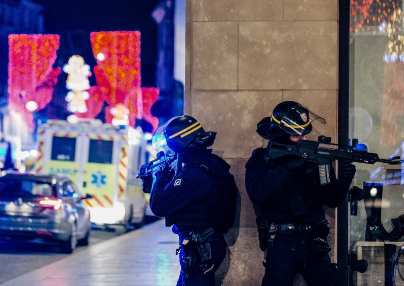 Strava na Adventu u Njemačkoj: Tinejdžer izboden nožem, napadač u bijegu