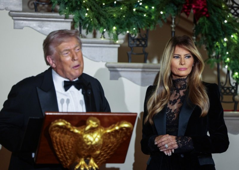 Melania Trump u izdanju u kakvom je rijetko viđamo: Ovaj top je kao stvoren za blagdane