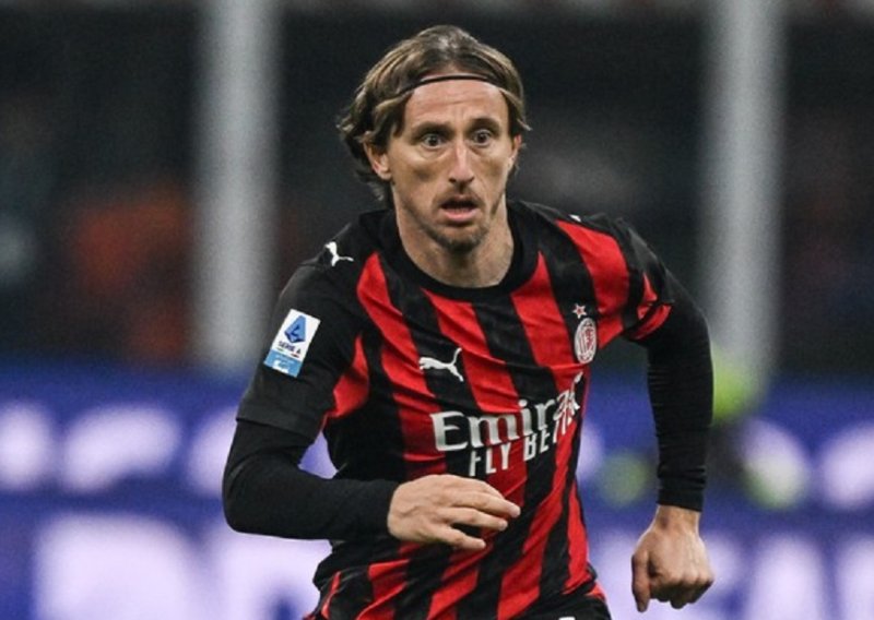 Navijači bijesni jer Milan večeras nosi dresove na arapskom: Evo o čemu se radi