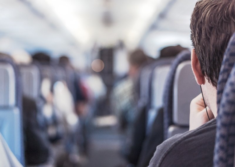 Jeziva situacija na nebu: Mladić (20) usred leta pokušao otvoriti vrata aviona