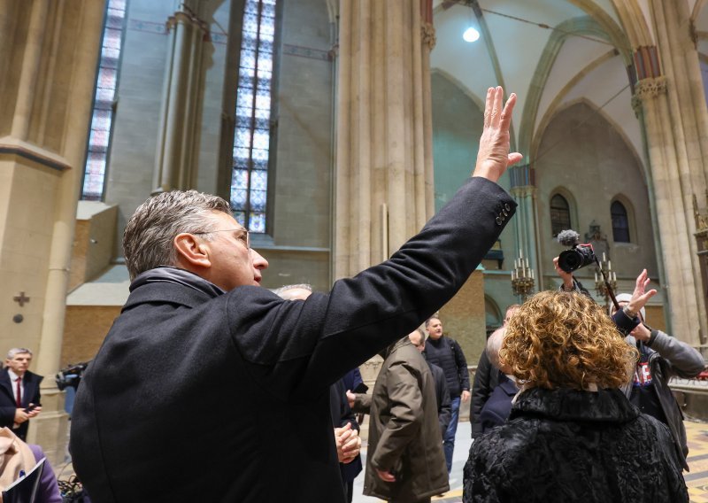 [FOTO] Plenković obišao obnovljenu unutrašnjost zagrebačke katedrale