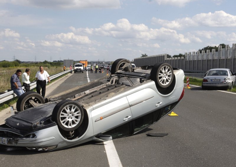 Vozača prignječio automobil