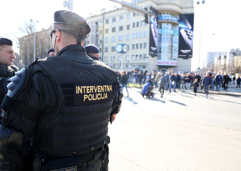 Alkohol, droga, pirotehnika: Policija do poluvremena privela 37 navijača u Maksimiru