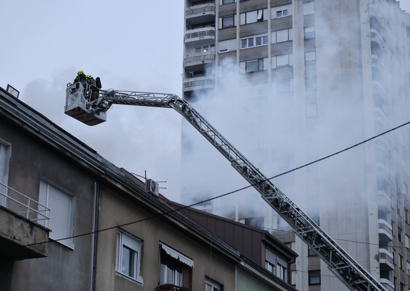 FOTO Izbio požar na krovištu zgrade na Trešnjevci, poznat uzrok