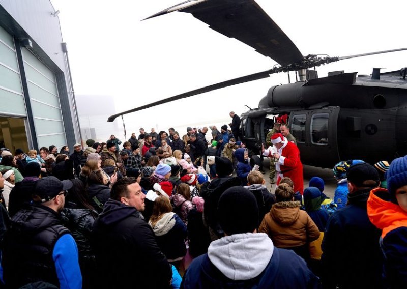 VIDEO Djed Božićnjak sletio u vojarnu Lučko helikopterom Black Hawk