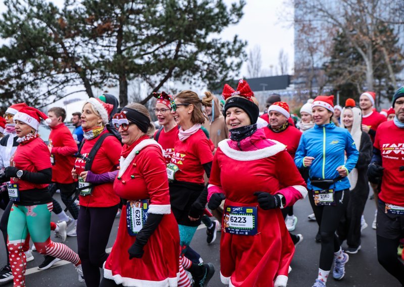 FOTO Zagreb Advent Run okupio tisuće kostimiranih trkača