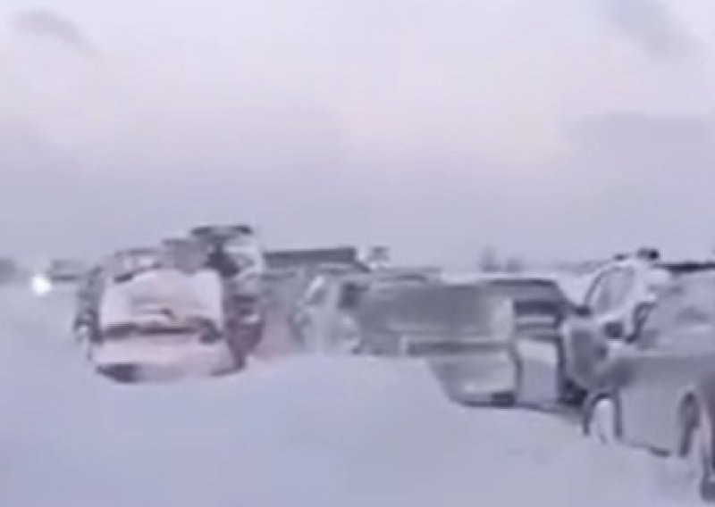 VIDEO Snježna oluja napravila kaos u Rusiji: S autoceste evakuirano gotovo 150 ljudi