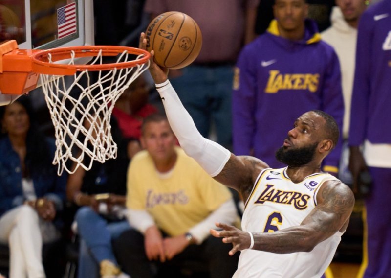 LeBron James poludio na suce, a onda u šokantnoj završnici odveo Lakerse do pobjede