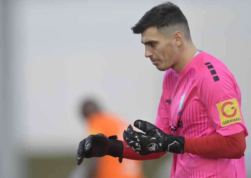 Odlazak iz SHNL-a? Hrvatskog golmana čeka transfer