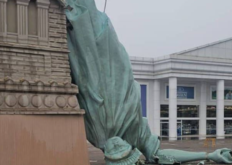 [VIDEO] Orkanski vjetar srušio poznati spomenik: Pogledajte kako pada replika Kipa slobode