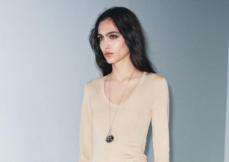 Svi su se pomamili za ovom Zarinom suknjom: Laska svakoj figuri, a nosi se i uz pulovere