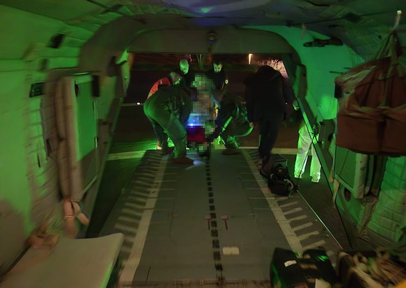 Tek rođeni blizanci u inkubatoru helikopterom su uspješno prevezeni u Split