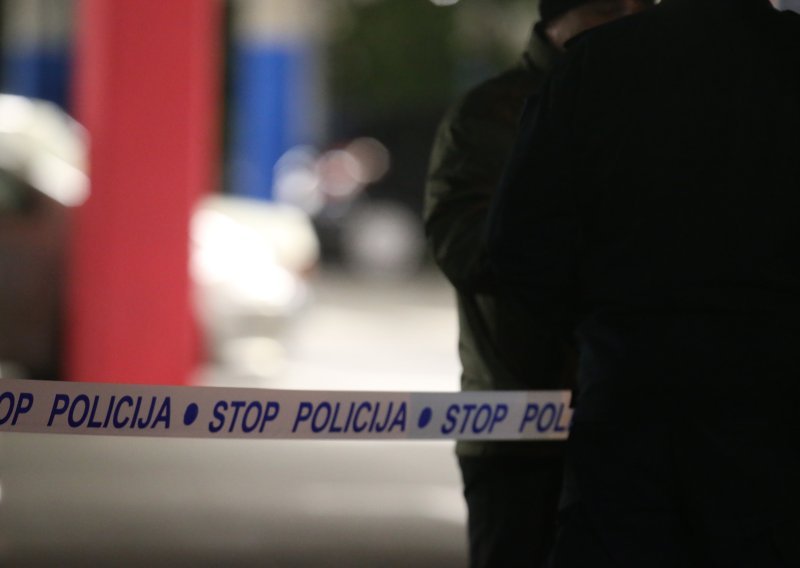 Policajci iz gorućeg stana u Solinu spasili muškarca