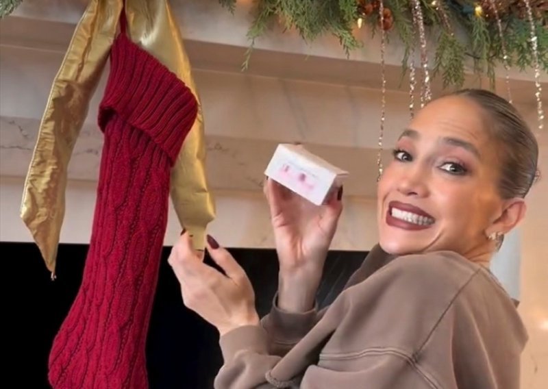 J.Lo otvorila vrata svog raskošnog doma: Zbog ovog detalja čak i božićno drvce pada u drugi plan