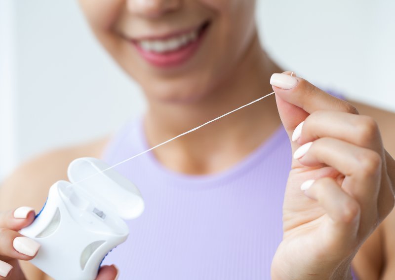 Nije svaki konac za zube isti: Kako odabrati pravi i izbjeći štetu